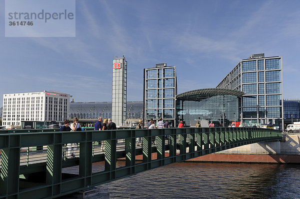 Brücke Zum Hauptbahnhof  Regierungsviertel  Berlin  Deutschland  Europa