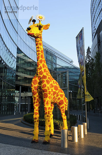 Giraffe aus Legosteinen am Sony Center  Potsdamer Platz  Berlin  Deutschland  Europa