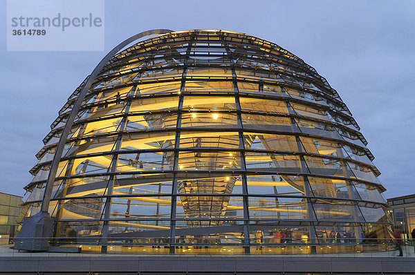 Kuppel Im Reichstag am Abend  Regierungsviertel  Berlin  Deutschland  Europa