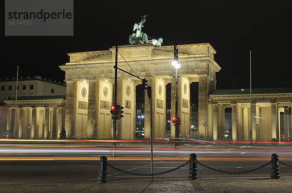Brandenburger Tor Bei Nacht Mit Lichtspuren  Regierungsviertel  Berlin  Deutschland  Europa