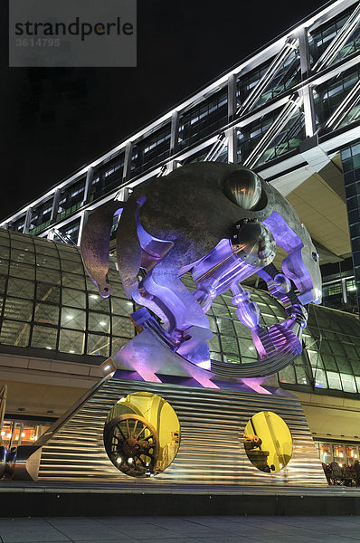 Skulptur Flachstellenortung Pferd am Hauptbahnhof Bei Nacht  Moabit  Mitte  Berlin  Deutschland  Europa