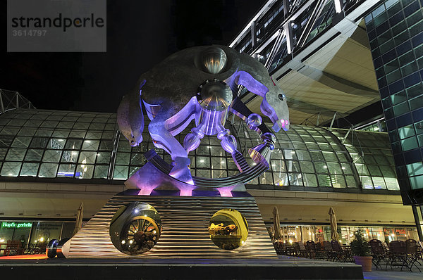Skulptur Flachstellenortung Pferd am Hauptbahnhof Bei Nacht  Moabit  Mitte  Berlin  Deutschland  Europa