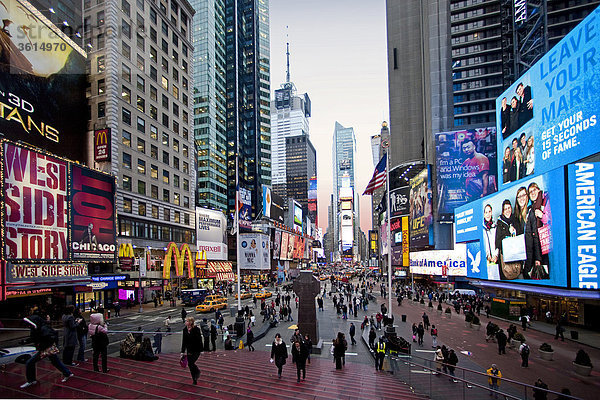 USA  United States of America  New York  Stadt  Times Square Broadway  Verkehr  Stadt  Stadt  Stadt  Werbung  Werbung  Wohnblocks  Hochhäuser  Gebäude  Konstruktionen  Manhattan