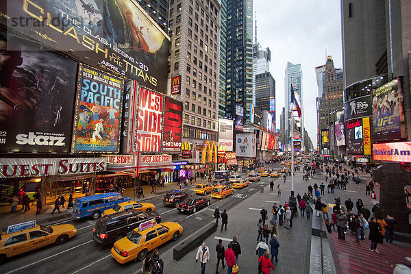 USA  USA  New York City  Times Square Broadway  Verkehr  Stadt  Stadt  Stadt  Werbung  Werbung  gelben Taxis  Wohnblocks  Hochhäuser  Gebäude  Konstruktionen  Manhattan
