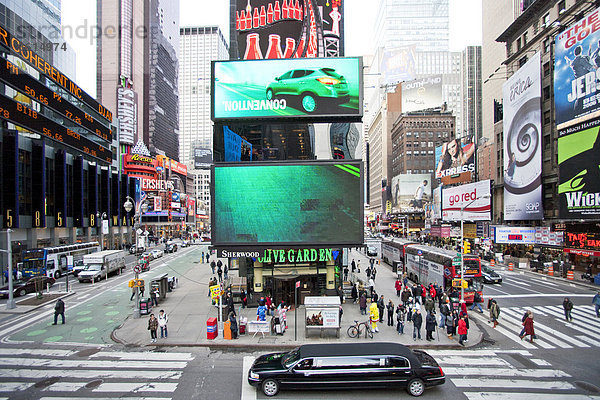 USA  United States of America  New York  Stadt  Times Square Broadway  Verkehr  Stadt  Stadt  Stadt  Werbung  Werbung  Limousine  Manhattan