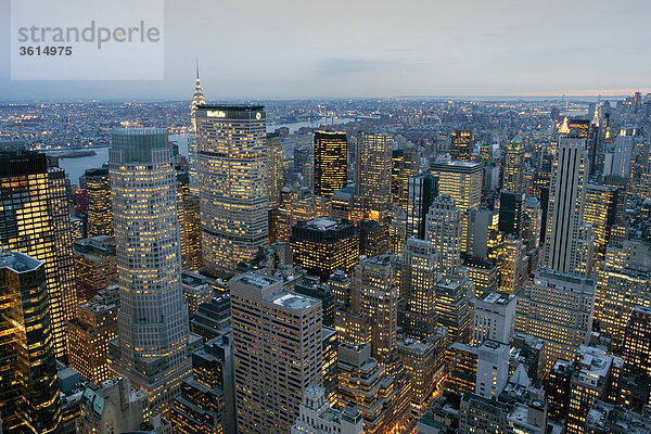 USA  United States of America  New York  Stadt  Wohnblocks  Hochhäuser  Gebäude  Konstruktionen  Manhattan  Midtown  Skyline  Lichter  Abend