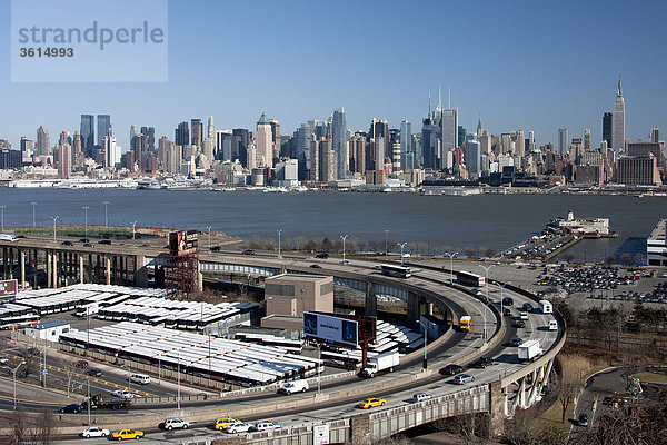 USA  United States of America  New York  Stadt  Wohnblocks  Hochhäuser  Gebäude  Konstruktionen  Manhattan  Hudson River  Skyline  Verkehr  Stadt  Stadt  Stadt