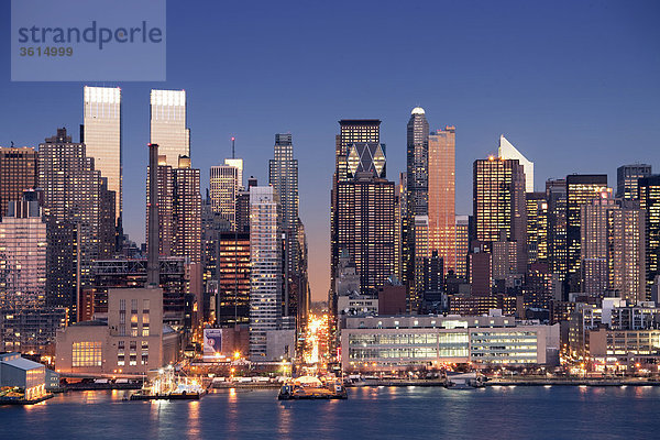 USA  USA  New York  Stadt  Wohnblocks  Hochhäuser  Gebäude  Konstruktionen  Manhattan  Skyline  Hudson River  Abend  Lichter  Stadt  Stadt  Stadt