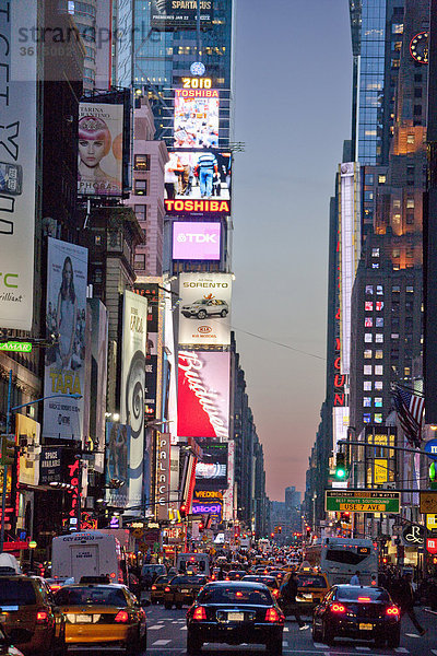 USA  United States of America  New York  Stadt  Wohnblocks  Hochhäuser  Gebäude  Konstruktionen  Manhattan  Abend  Times Square  Broadway  Taxis  Verkehr  Stadt  Stadt  Stadt