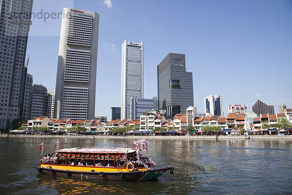 Singapur  Ausflugsschiffen auf Singapur-Fluss und die Skyline Stadt