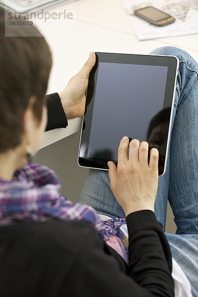 Junge Frau benutzt einen iPad