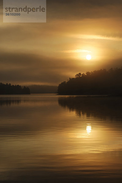 Sonnenaufgang  Morgennebel  Seen Kabetogama  Ash Flussgebiet  Voyageurs-Nationalpark  Minnesota  USA