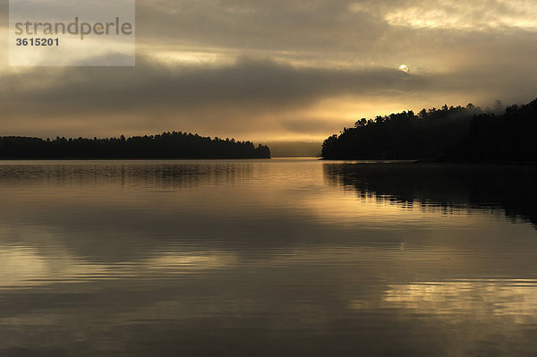 Sonnenaufgang  Morgennebel  Seen Kabetogama  Ash Flussgebiet  Voyageurs-Nationalpark  Minnesota  USA