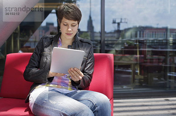 Junge Frau benutzt einen iPad