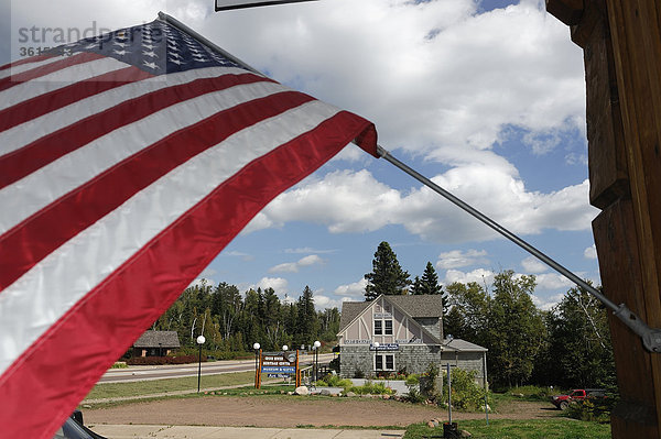 Vereinigte Staaten von Amerika USA Amerikanische Flagge Flaggen Sternenbanner Stars and Stripes Amerika Wohnhaus Laden Minnesota North Shore