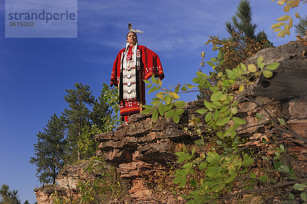 Terra Houska  traditionelle Kleidung  Lakota  Native American Indian  Black Hills  South Dakota  USA