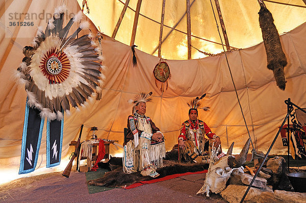Lakota Künstler Jim Yellowhawk  seinem Vater Jerry Yellowhawk  Native American Indian  Tipi Interior  Hermosa  Black Hills  South Dakota  USA