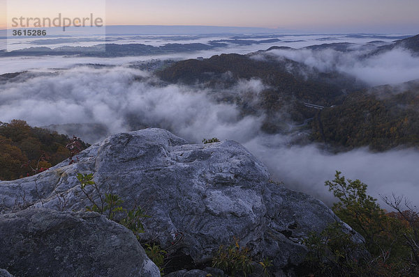 Sunrise bei Pinnacle Overlook  Nebel  Cumberland Gap National Historic Park  Cumberland Gap  Virginia  Tennessee  USA