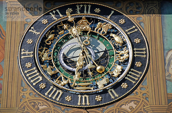 Mittelalterliche Uhrmacherkunst: Astronomische Uhr  Ostfassade des Ulmer Rathaus  Ulm  Oberschwaben  Baden-Württemberg  Deutschland  Europa