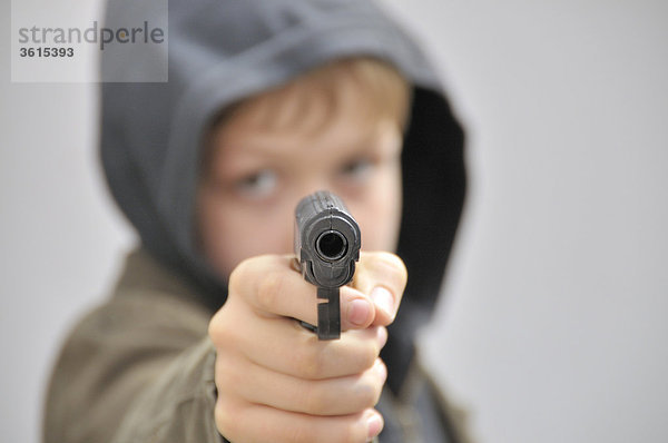 Zehnjähriger Junge Mit Plastikpistole