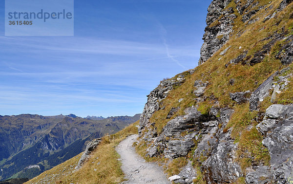 Landschaftlich schön landschaftlich reizvoll Berg Weg Natur Alpen Herbst Wanderweg Schweiz