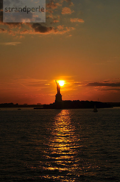 Freiheitstatue Bei Sonnenuntergang  New York  USA