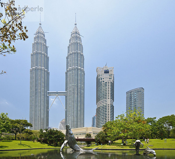 Außenaufnahme Sehenswürdigkeit bauen Wasser Tag Wohnhaus Gebäude Zwilling - Person Ziel Architektur Turm Hochhaus Asien Malaysia malaysisch freie Natur Tourismus