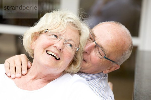 Glückliches Seniorenpaar im Freien  Portrait