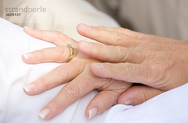 Seniorenpaar Hand in Hand  close-up