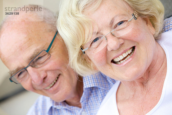 Lachendes Seniorenpaar im Freien  Portrait