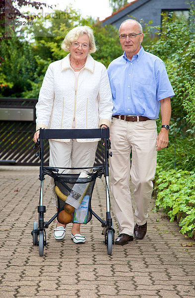 Seniorenpaar mit Rollator erledigt Einkäufe
