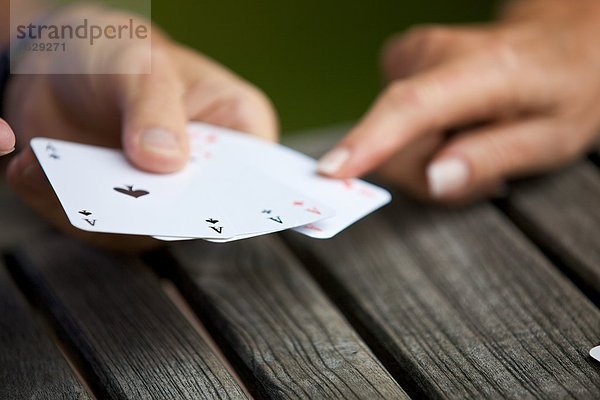 Seniorenpaar spielt Karten  close-up