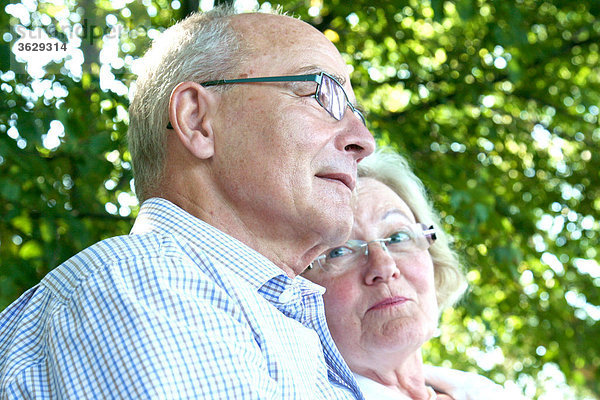 Seniorenpaar im Freien
