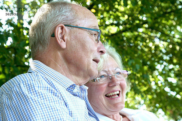Glückliches Seniorenpaar im Freien