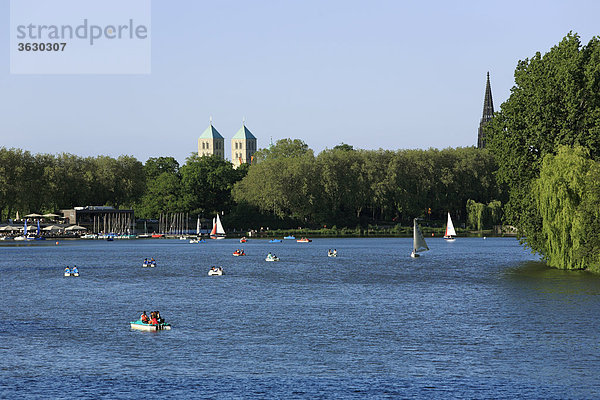 Boote auf dem Aasee  im Hintergrund Kirchtürme vom St.-Paulus Dom und Kirche St. Lamberti  Münster  Deutschland