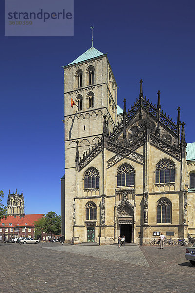 St. Paulus-Dom mit Liebfrauenkirche im Hintergrund  Münster  Deutschland