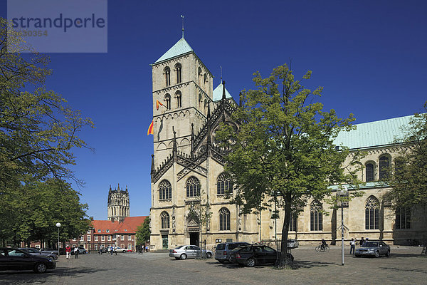 St. Paulus-Dom mit Liebfrauenkirche im Hintergrund  Münster  Deutschland