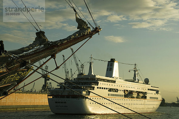 Viermastschoner Sedov und Kreuzfahrtschiff Deutschland im Hamburger Hafen während der Cruise Days 2010  Hamburg  Deutschland