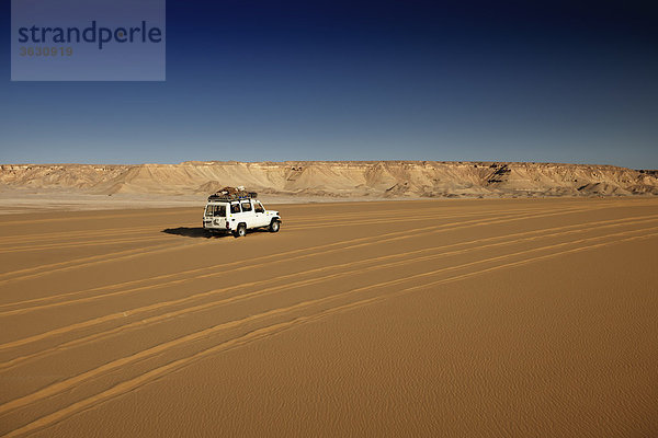 Geländewagen in der Libyschen Wüste  Ägypten