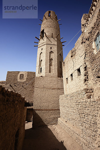 Minarett der Moschee in der Altstadt Al-Qasr  Oase Dachla  Libysche Wüste  Ägypten