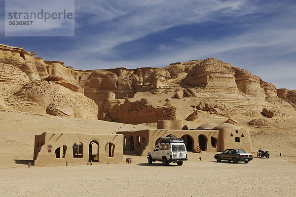 Geparkte Autos in Wadi Hitan  Libysche Wüste  Ägypten