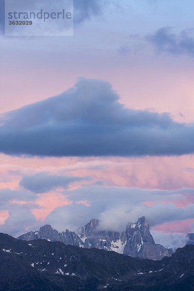 Sonnenuntergang über den Pale di San Martino  Dolomiten  Südtirol  Italien  Europa