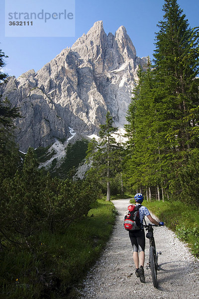 Zwölferkofel mit Mountainbiker  Südtirol  Italien  Europa