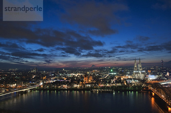 Stadtansicht  Panorama  Abenddämmerung  Köln  Nordrhein-Westfalen  Deutschland  Europa