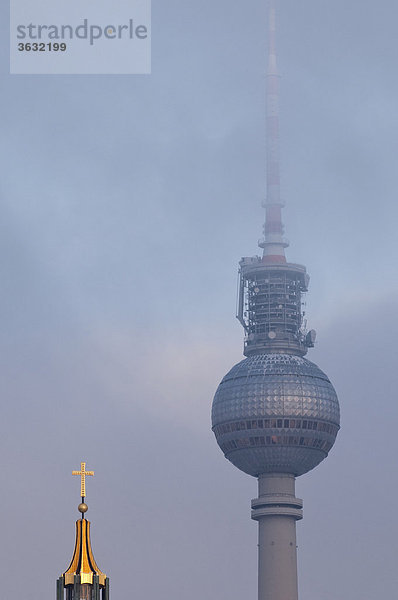 Kuppelkreuz des Deutschen Historischen Museums und Fernsehturm  Berlin  Deutschland  Europa