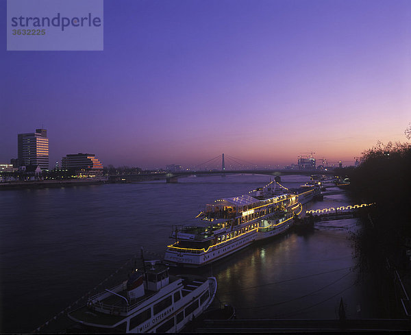 Blick von der Hohenzollernbrücke auf beide Rheinufer und Deutzer Brücke  Blaue Stunde  abends  Köln  Nordrhein-Westfalen  Deutschland  Europa