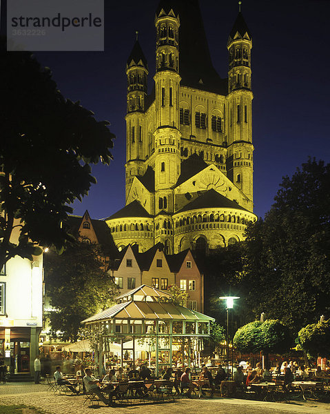 Fischmarkt und Groß St. Martin  abends  beleuchtet  Altstadt  Köln  Nordrhein-Westfalen  Deutschland  Europa