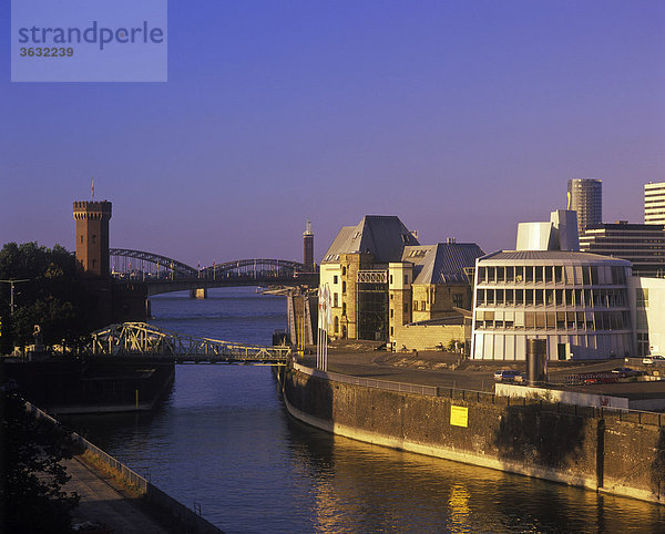 Rheinauhalbinsel  Malakoffturm  Drehbrücke  Schokoladenmuseum  Deutsches Sport- und Olympiamuseum  Köln  Nordrhein-Westfalen  Deutschland  Europa