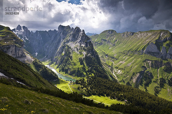 Wetterstimmung  Lichtstimmung am Fälensee zwischen Hundsteingrat und Roslen-Saxer First im Alpsteingebiet  Brülisau  Kanton Appenzell Innerrhoden  Schweiz  Europa