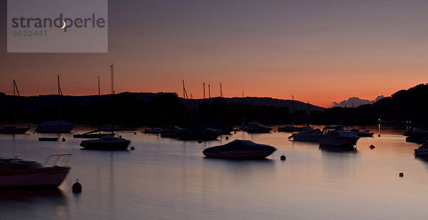 Sonnenuntergang über dem Bojenfeld von Bodman-Ludwigshafen mit Mond  Überlingersee  Bodensee  Ludwigshafen  Baden-Württemberg  Deutschland  Europa